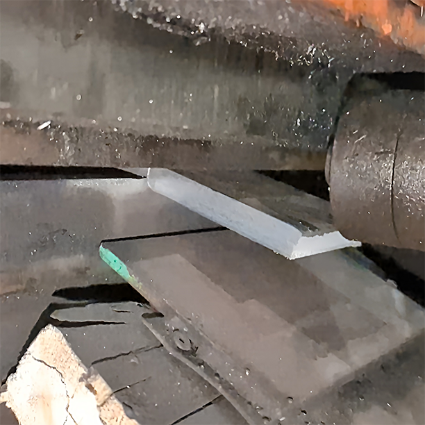 MS_G40.21_GR50W_ironworker-shearing